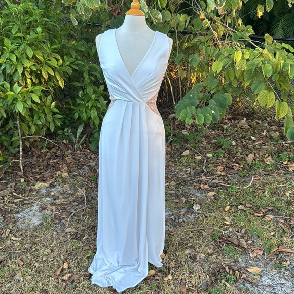 BCBG Maxazria white ‘Hasani’ embroidered gown, size 6 - Picture 5 of 12